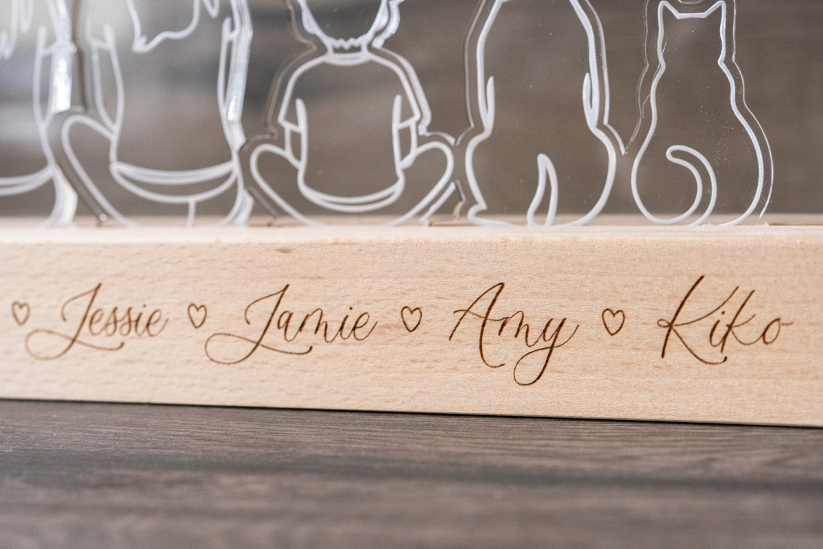 Personalisierte Familien-LED Lampe aus Acrylglas mit gravierten Namen auf Holzsockel, Familien-Silhouette mit Kindern und Haustieren, warmweißes Licht